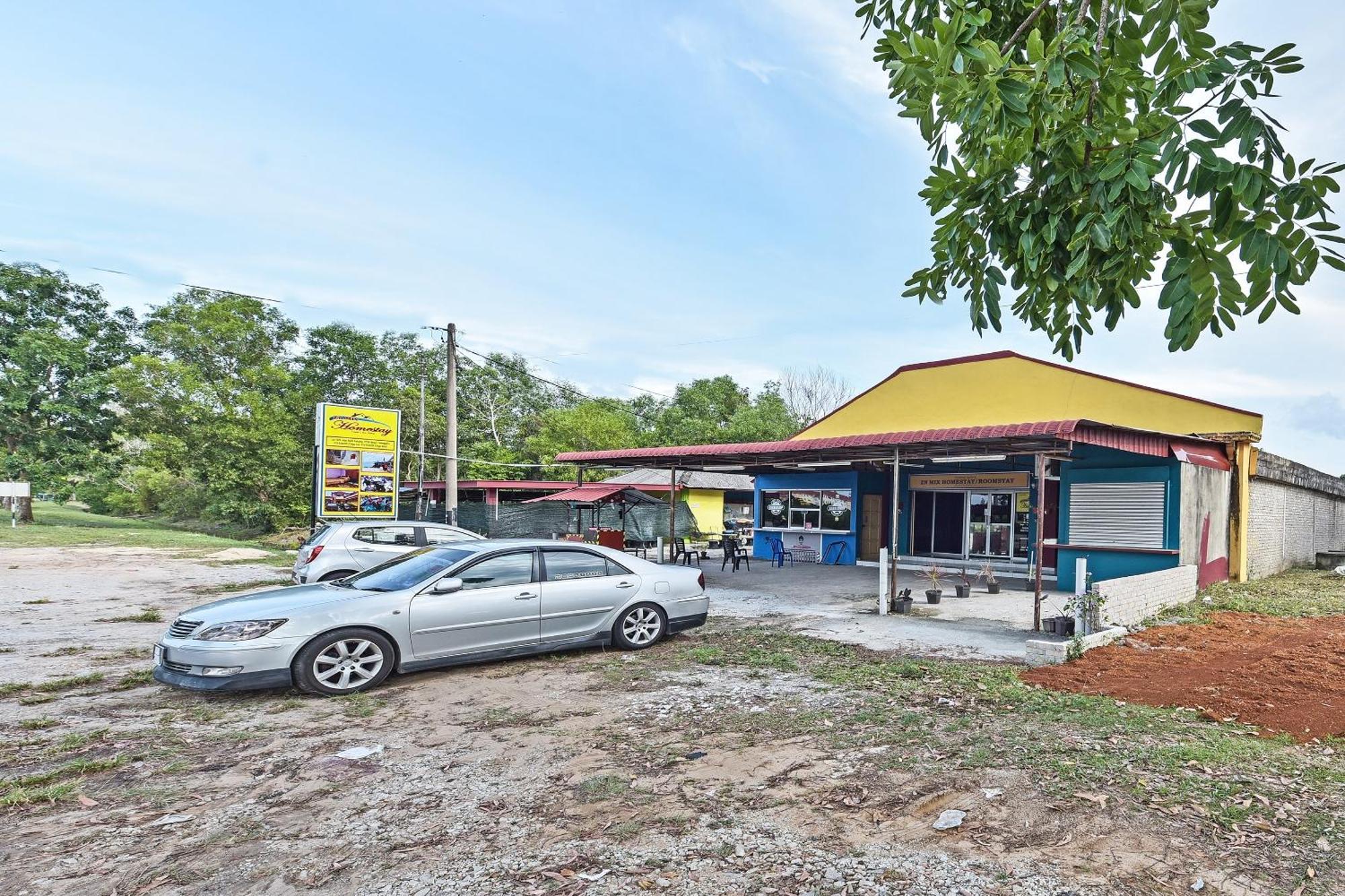 Oyo 90551 Zn Mix Homestay & Roomstay Kampung Raja Luaran gambar